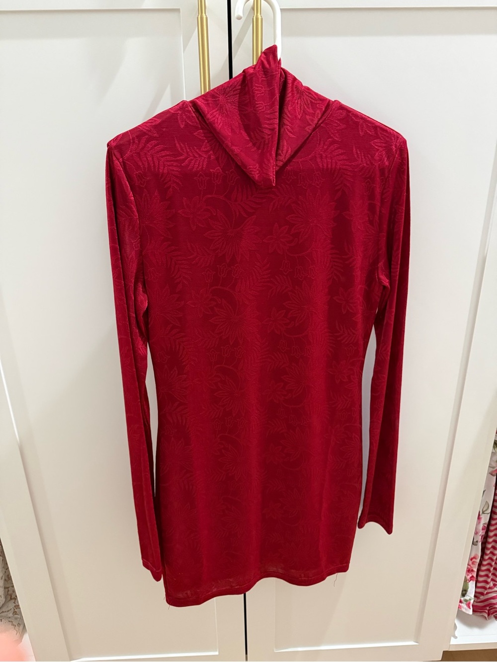Pink Lily Long-Sleeve Hooded Top in Rich Red Floral